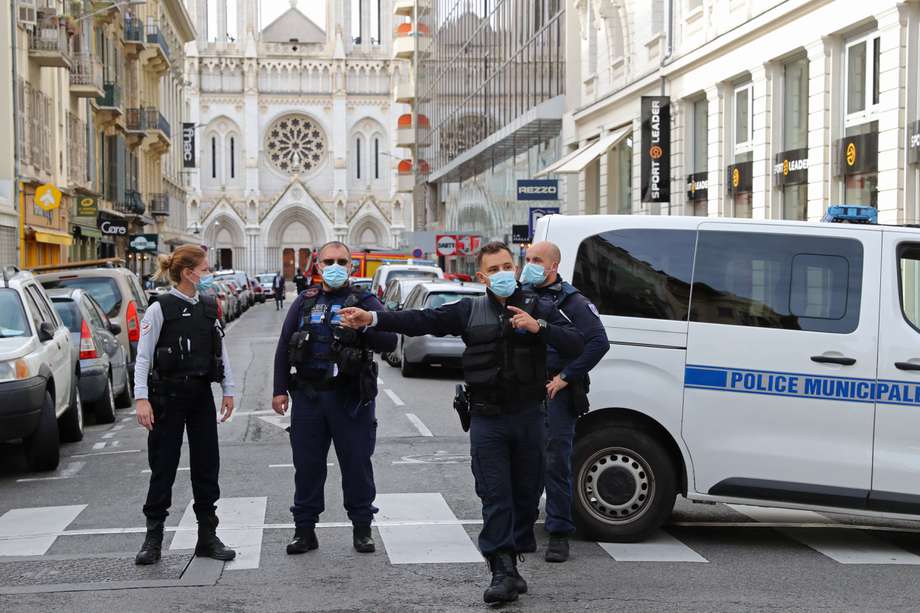 Los fiscales antiterroristas nacionales de Francia dijeron el jueves que abrieron una investigación por asesinato después de que un hombre mató a tres personas en un basílica en el centro de Niza e hirió a varios otros