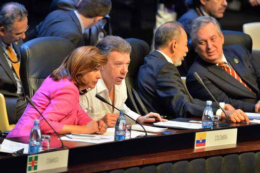 La canciller María Ángela Holguín y el presidente Juan Manuel Santos, ayer en la plenaria de la cumbre de la Celac celebrada en La Habana (Cuba). / EFE