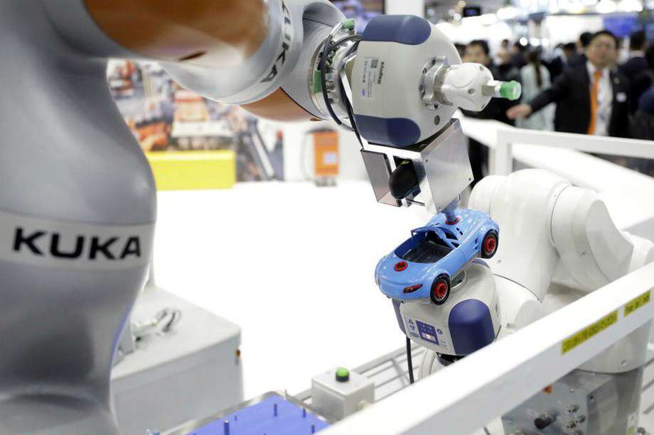 Se pensaba que los robots amenazarían trabajos de baja cualificación, ahora se anticipa que reemplazarán los roles que se pueden dividir en simples pasos mecánicos.