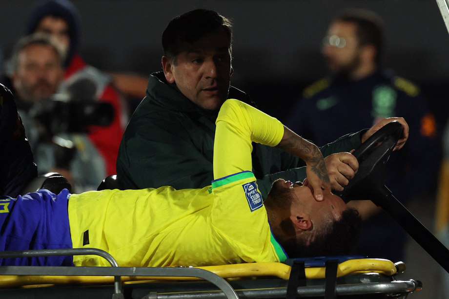Los pronósticos de la lesión de Neymar no eran alentadores, pues dejó la cancha con evidentes gestos de dolor y llorando.