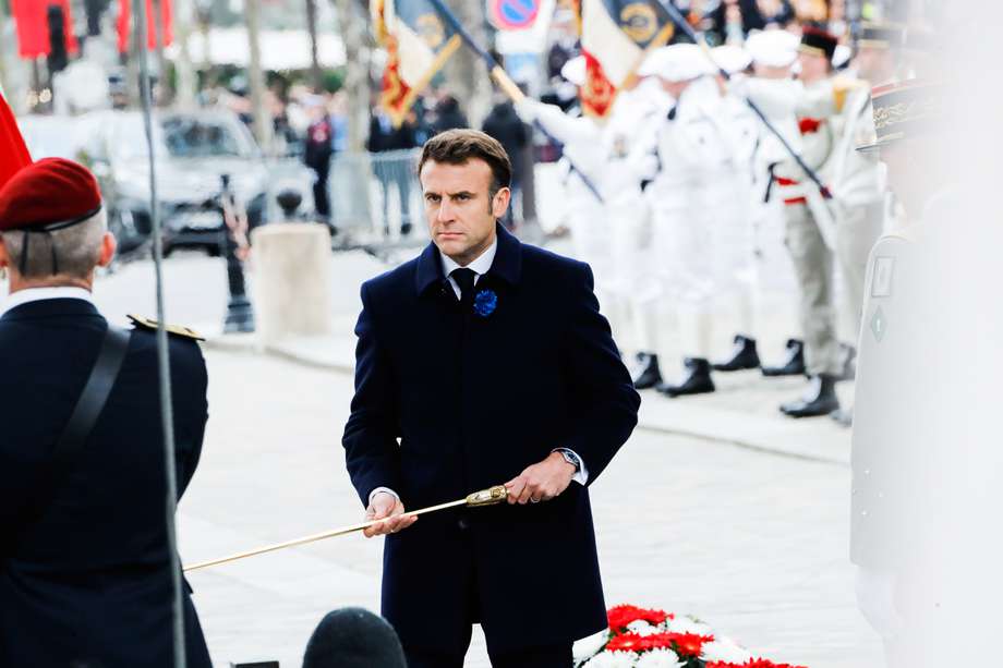 Paris (France), 11/11/2022.- President Emmanuel Macron holds a swore next to the grave of the unknow soldier at the Arc de Triomphe in Paris, France, 11 November 2022. Armistice Day is commemorated every year on 11 November to mark the armistice signed between the Allies of World War I (WWI) and Germany. (Francia, Alemania) EFE/EPA/TERESA SUAREZ / POOL
