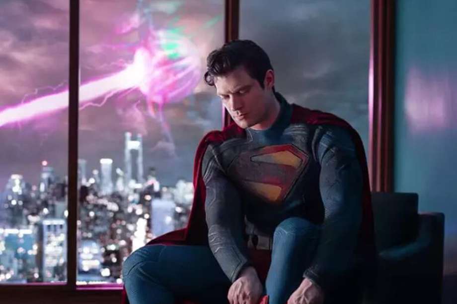 La imagen en cuestión muestra a Kal-El enfundado en su traje de superhéroe, poniéndose una de sus botas rojas.