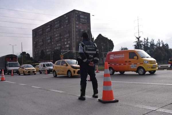 En diferentes puntos de la ciudad hay retenes para el control de la seguridad y retener a los infractores de la norma.Jose Vargas Esguerra