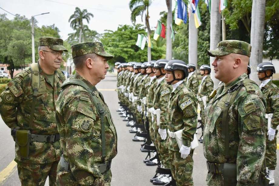 El 27 de enero de 2020, el brigadier general Marcos Evangelista Pinto (izq.) fue recibido en el batallón Guasimales, de Cúcuta, como nuevo comandante de la Segunda División del Ejército.