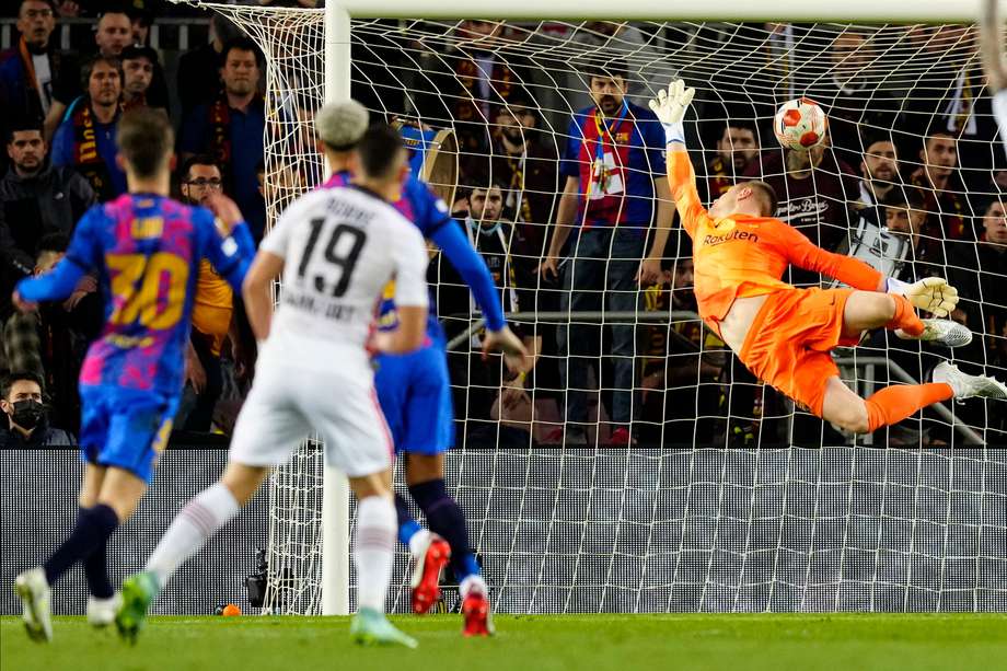 Rafael Santos Borré tras el remate en el que anotó el segundo gol a favor del Frankfurt contra Barcelona en la Europa League.