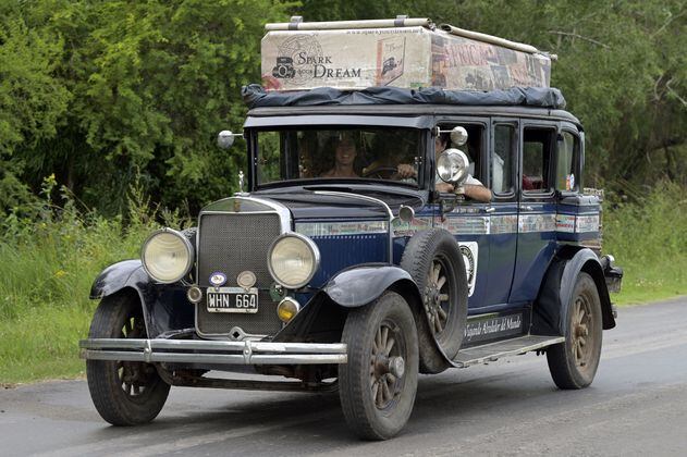 Tras 22 años, pareja argentina terminó viaje a más de 100 países en auto de 1928