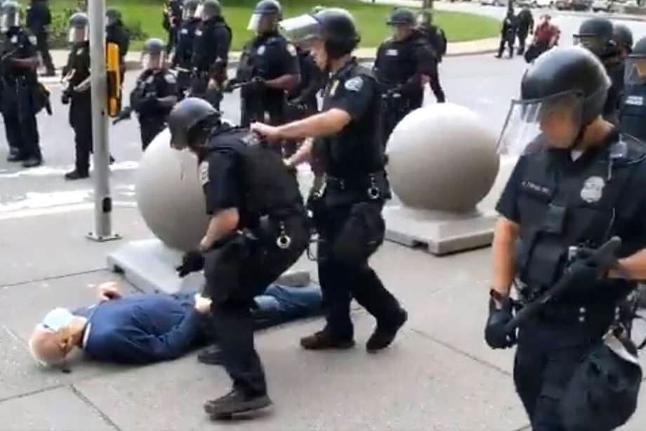 Un manifestante de 75 años cae al suelo después de ser empujado por la policía de Buffalo, Nueva York. / AFP