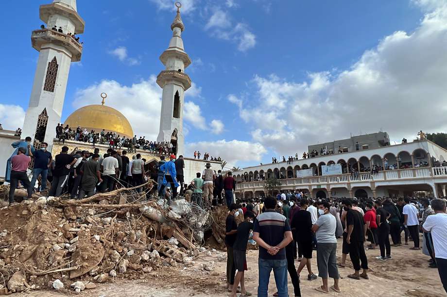 Las personas que sobrevivieron a las inundaciones en Derna, Libia, protestaron contra el gobierno afuera de la mezquita Al Sahaba. Al menos 800.000 personas necesitan ayuda humanitaria, según el Comité Internacional de Rescate (CIR).
