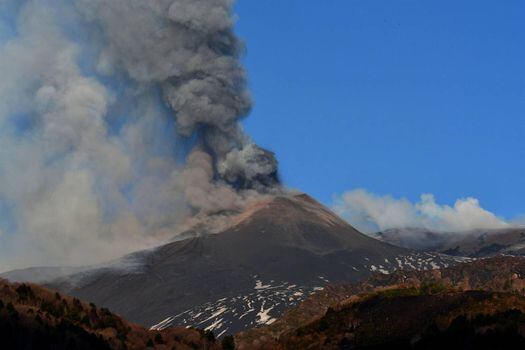 Imagen de archi del volcán Etna en Italia.