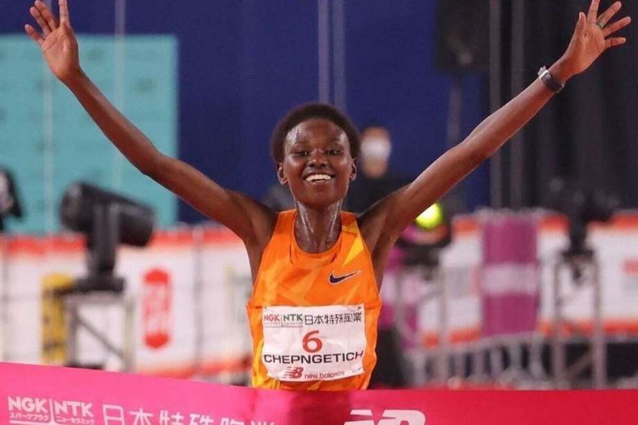 La keniana Chepngetich cruzando la línea final para coronarse campeona de la maratón de Nagoya.