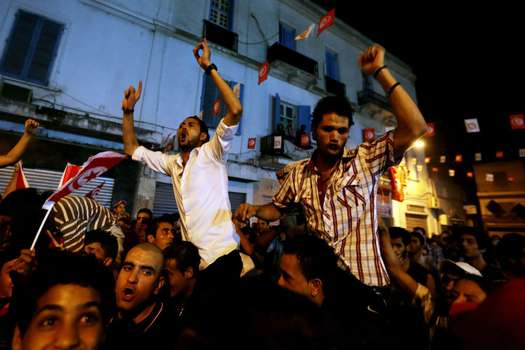   Tunecinos protestan el jueves 25 de julio de 2013, en Túnez, por el asesinato del diputado opositor tunecino Mohamed Al Brahmi, que según el relato de varios medios nacionales fue tiroteado por dos hombres que se movilizaban en motocicleta cuando salía de su casa. /EFE