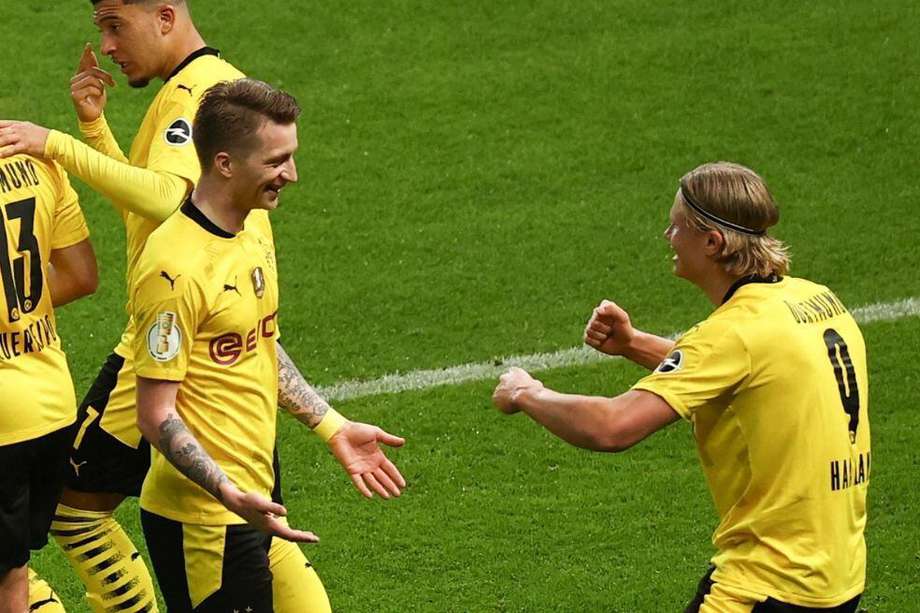 Haaland celebra con Marco Reus su gol.
