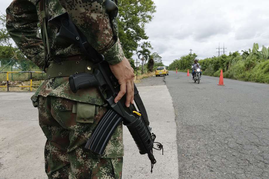 AME4583. CAREPA (COLOMBIA), 22/03/2023.- Fotografía de archivo fechada el 5 de mayo de 2022 de soldados mientras vigilan una carretera en Carepa, Antioquia (Colombia). EFE/ Mauricio Dueñas Castañeda
