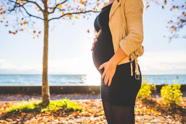 Embarazadas con SARS-CoV-2 en tercer trimestre no contagiarían al recién nacido