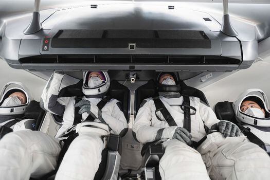 La tripulación de la segunda misión operativa SpaceX Crew Dragon, SpaceX Crew-2, se entrena dentro de una maqueta del vehículo en las instalaciones de entrenamiento de SpaceX en Hawthorne, California.