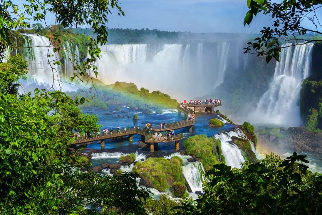 Las Cataratas del Iguazú están formadas por 275 saltos de agua de hasta 80 metros de altura.