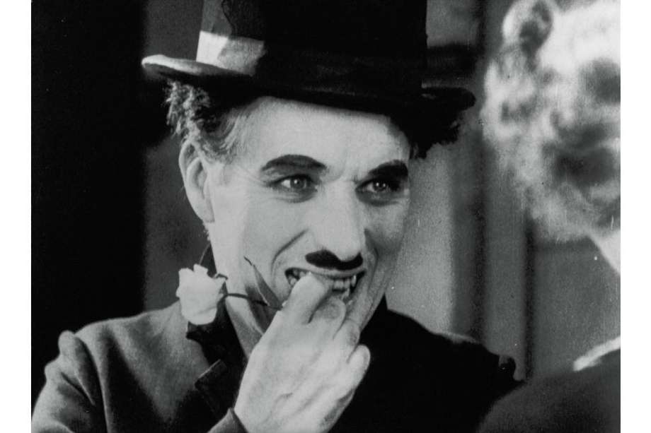 Charles Chaplin, como escritor, director y actor de sus películas, llevó al cine la cotidianidad de las personas. De ahí que Charlot, uno de los personajes icónicos del cine mudo, se codeara con soldados, mendigos, trabajadores y niños.
