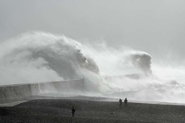 En imágenes: Eunice, la feroz tormenta que paraliza Reino Unido y asusta a Europa