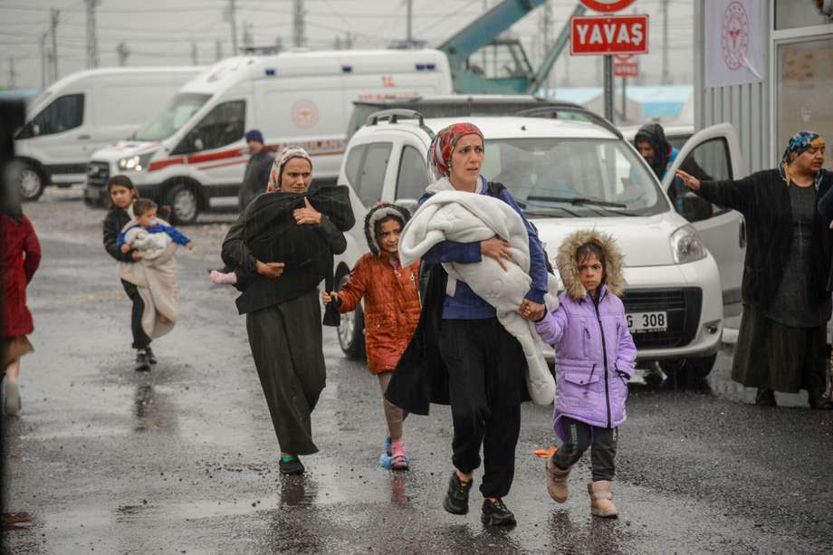 Una familia deja por las lluvias el campamento en Diyarbakir, donde se quedaban después del terremoto en febrero.