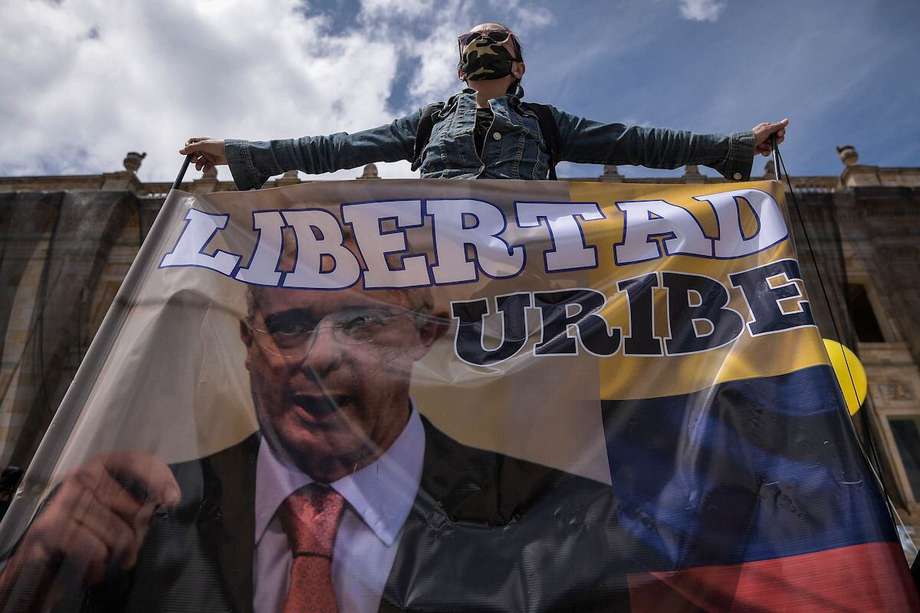 La celebración en la Plaza de Bolívar, en Bogotá, fue un espacio en el que aprovecharon para pedir por la libertad del expresidente y exsenador Álvaro Uribe. Él se encuentra bajo medida de aseguramiento por los presuntos delitos de soborno y manipulación de testigos.