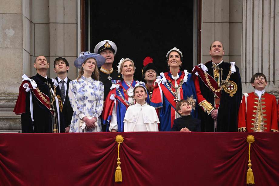 La familia real saluda a sus súbditos en Londres desde uno de los balcones del Palacio de Buckingham.
