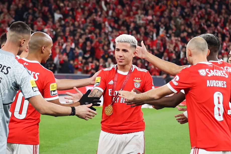 Enzo Fernández en el homenaje que le hicieron sus compañeros del Benfica tras quedar campeón del mundo en Catar 2022.