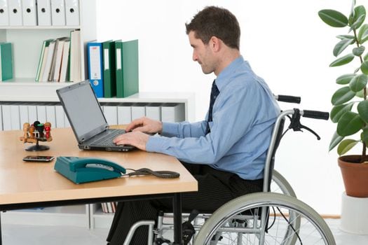 La ley prohíbe el trato discriminatorio contra los trabajadores con discapacidad. / Getty Images