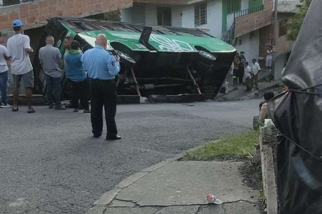 Accidente de bus en Medellín dejó tres personas lesionadas