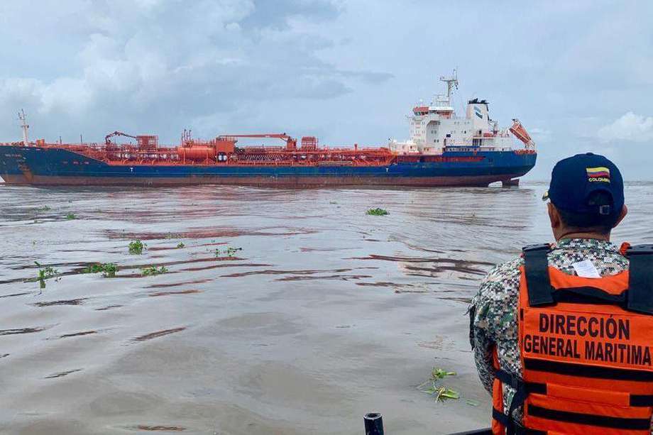 El buque transporta nueve tipos de sustancias químicas, por lo que las autoridades están verificando los tanques para evitar daño ambiental.
