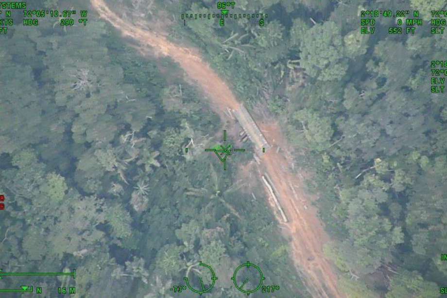 Carretera en medio de las selvas caqueteñas. Medía unos 30 kilómetros antes de que la Fiscalía ambiental la cerrara. 