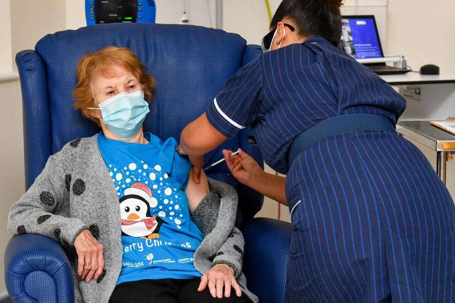 Margaret Keenan, que cumplirá 91 años la próxima semana, es la primera persona en el Reino Unido y en el mundo en recibir esta vacuna.