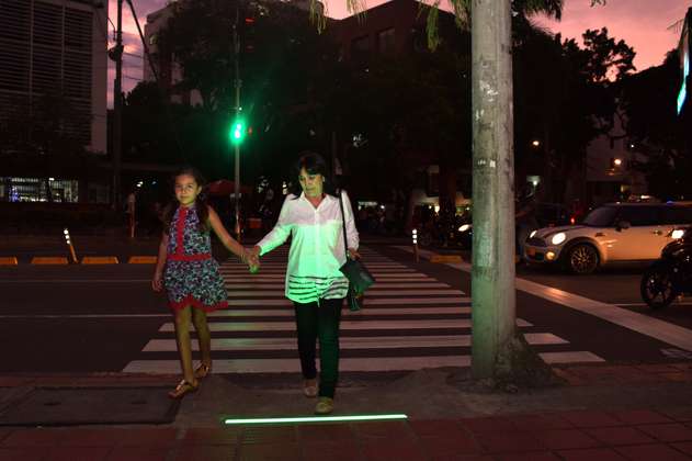 Cali, la primera ciudad de Colombia en instalar semáforo para peatones distraídos
