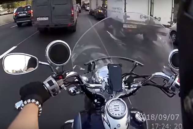 Motociclista alcanza conductor que botó vaso en la autopista, lo intercepta y se lo 'regresa'