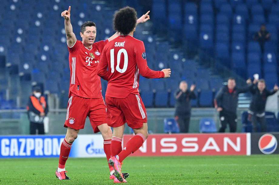 Robert Lewandowski celebra con Leroy Sane uno de los goles del Bayern Múnich frente a la Lazio.