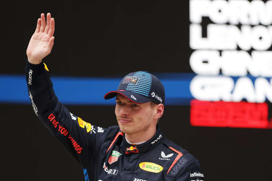 El neerlandés Max Verstappen, de Red Bull, saluda en el podio tras vencer en el Gran Premio de Fórmula Uno de China.
