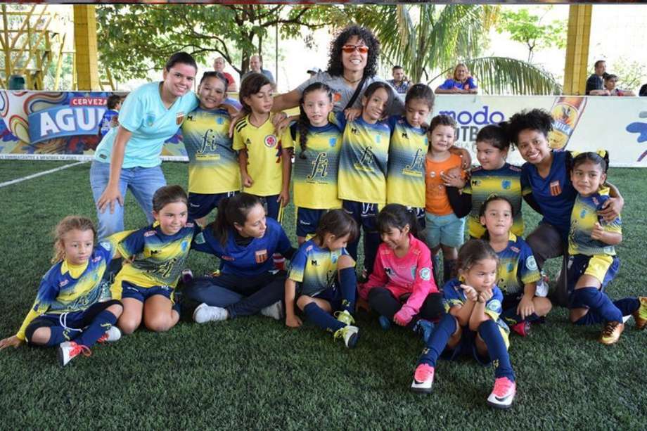 Liliana Zapata, que está en el medio de la foto, referente del fútbol femenino en Colombia, comparte con las integrantes de las divisiones menores de Formas Íntimas.