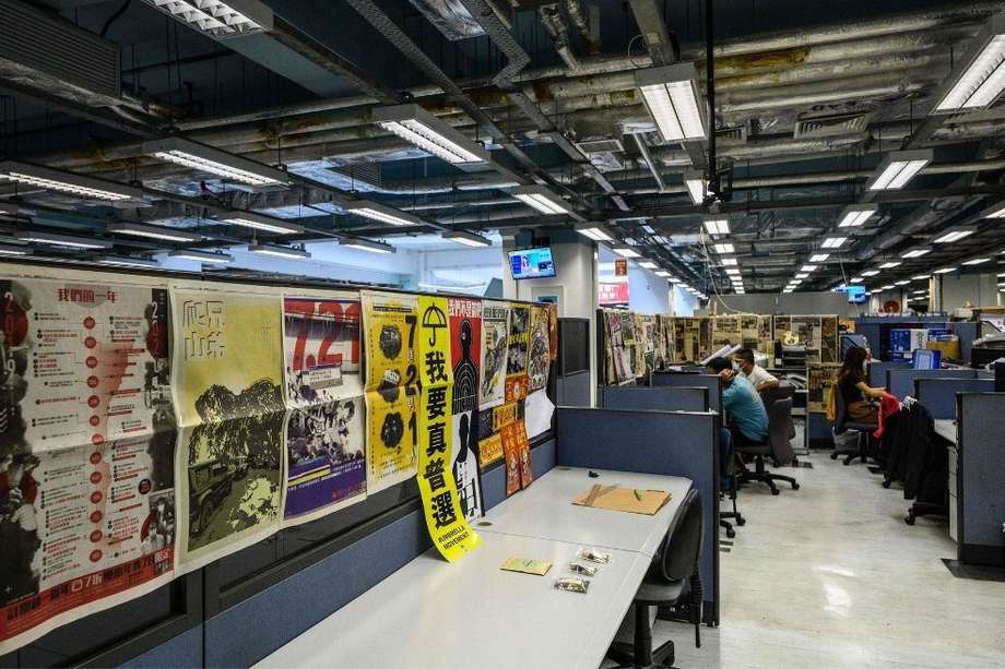 Los empleados del Daily Apple trabajan en sus escritorios en la sala de redacción  en Hong Kong tras un nuevo hostigamiento de la policía. / Foto: AFP