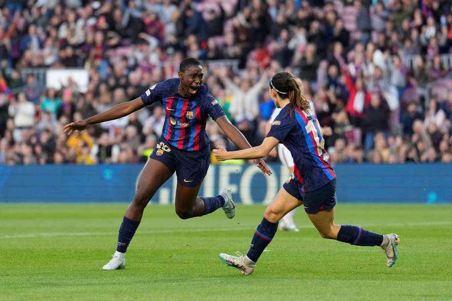 Asisat Oshoala (izq.) celebra tras marcar el 3-0 durante el encuentro de vuelta de cuartos de final de la Liga de Campeones femenina entre FC Barcelona y AS Roma.