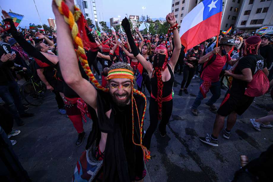 Los manifestantes que apoyan la reforma de la constitución chilena se reúnen a la espera de los resultados oficiales del referéndum en la plaza Italia en Santiago el 25 de octubre de 2020.