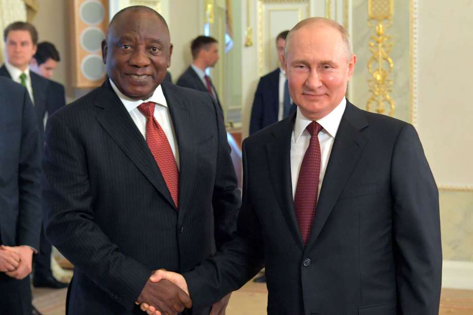 Vladimir Putin (derecha), estrechándole la mano al presidente sudafricano, Cyril Ramaphosa (izquierda), durante una reunión con una delegación de líderes africanos y altos funcionarios al margen del San Petersburgo. Foro Económico Internacional en San Petersburgo, Rusia.
