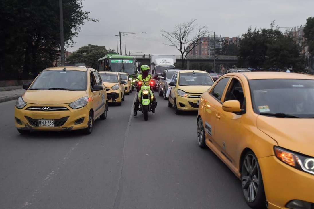 De acuerdo con información del Distrito, se inmovilizaron 4 taxis y se impusieron 13 comparendos por bloqueo en la vía, "hecho que está penalizado en nuestro código", indicó el ministro de Transporte, Guillermo Reyes.