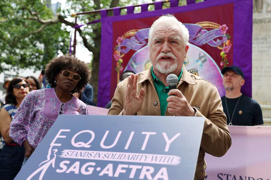 Con banderas del sindicato británico de actores Equity, expresaron su solidaridad con su homólogo gremial estadounidense, el Screen Actors Guild (SAG-AFTRA).