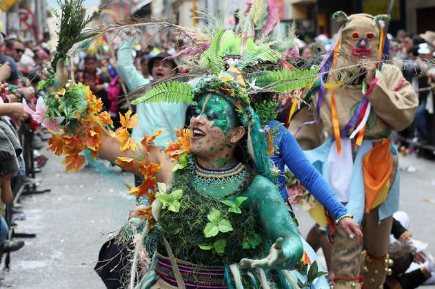 La Familia Castañeda recuerda la historia de Colombia en el carnaval de Negros y Blancos