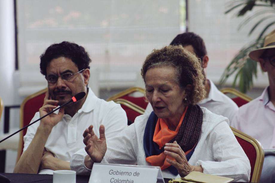 Vera Grabe y el congresista Iván Cepeda,miembros de la delegación del Gobierno en la mesa de diálogos con el ELN.
