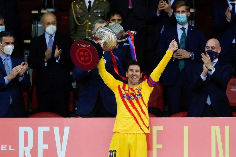Messi solo está detrás de Daniel Alves , que tiene 41 títulos, en la lista de jugadores con más campeonatos en la historia del fútbol.