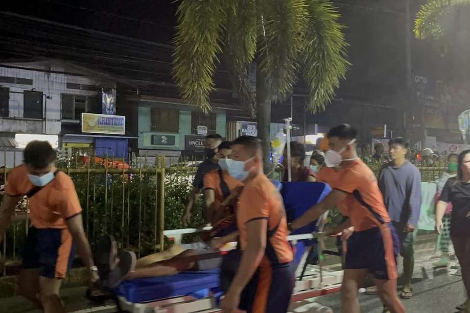 Una foto difundida por la Oficina de Información Pública de la ciudad de Butuan (BPIO) muestra a los equipos de rescate reuniendo a los pacientes fuera de un hospital tras un terremoto en la ciudad de Butuan, Filipinas.