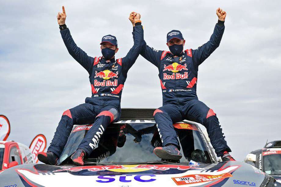 Stéphane Peterhansel (derecha) y su copiloto Edouard Boulanger celebran el título en el Rally Dakar 2021.
