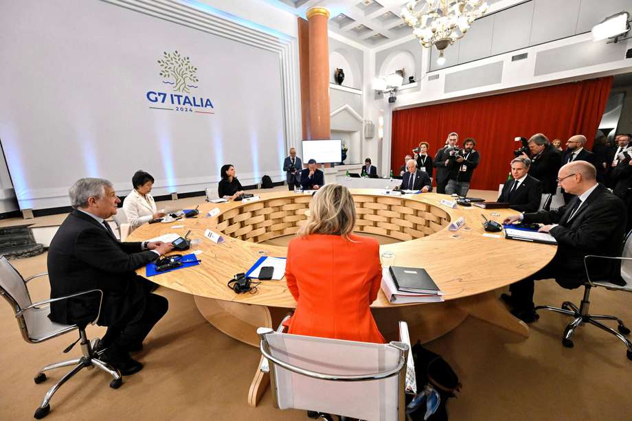 El ministro de Asuntos Exteriores italiano, Antonio Tajani (i), participa en una sesión de trabajo junto con otros miembros del Grupo de los Siete (G7) durante la reunión de ministros de Asuntos Exteriores del G7, en Capri, Italia, el 19 de abril de 2024.
