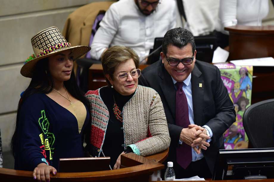 De izquierda a derecha: la senadora ponente de la reforma, Martha Peralta; la ministra de Trabajo, Gloria Inés Ramírez; el presidente de Colpensiones, Jaime Dussán.