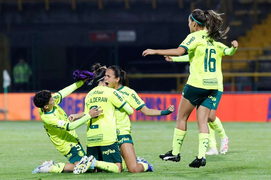  Jugadoras de Palmeiras celebran su paso a la final de la Copa Libertadores Femenina, que será contra Corinthians este sábado.